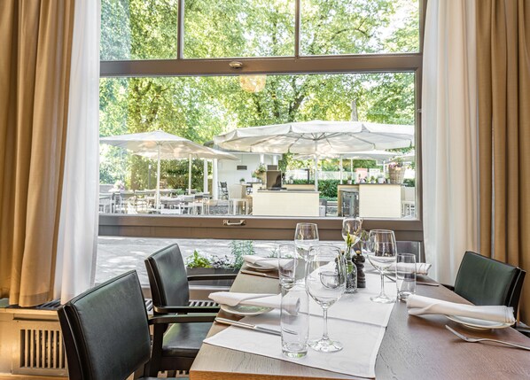 Frühstück, Mittagessen, internationale Küche, Blick auf den Garten 