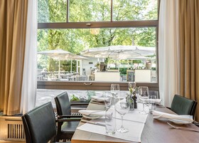 Se sirven desayunos y cocina internacional (con vistas al jardín) 