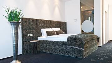 Habitación Deluxe | Ropa de cama de alta calidad, minibar, caja fuerte y escritorio