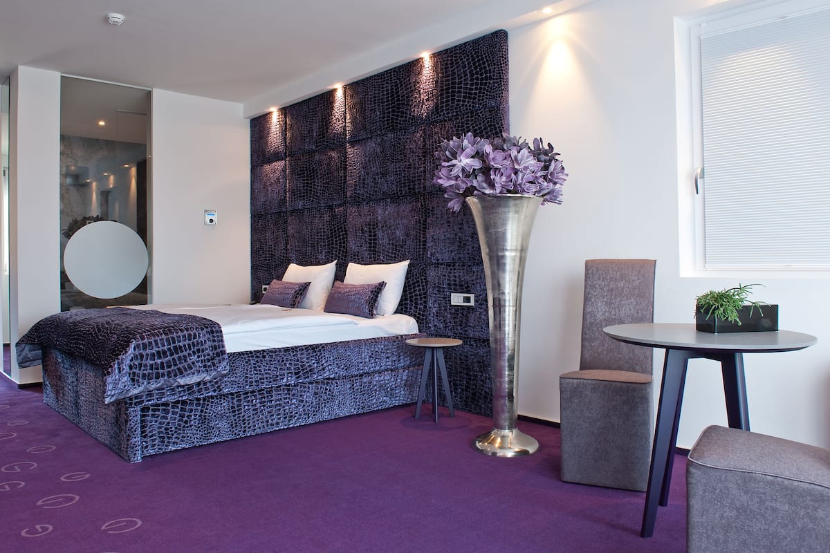 Peralatan tempat tidur premium, bar mini, peti besi dalam bilik, meja