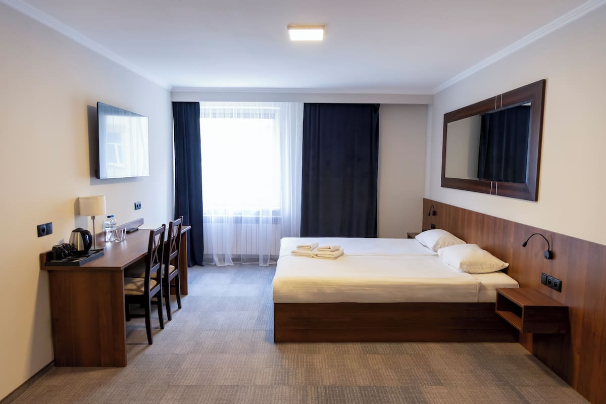 Habitación familiar (No AC) | Escritorio, cortinas blackout y tabla de planchar con plancha