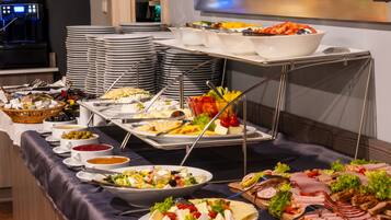 Desayuno buffet diario (PLN 49 por persona)