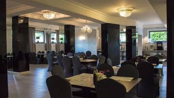 Esmorzar d'estil bufet gratuït