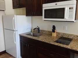 Refrigerador con freezer, microondas, placa de cocina, cafetera/tetera