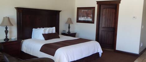 Hochwertige Bettwaren, Schreibtisch, schallisolierte Zimmer