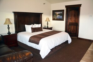 Luxury Suite, 1 King Bed, Kitchen | Premium bedding, desk, soundproofing, iron/ironing board - Winterton Suites (Williston)