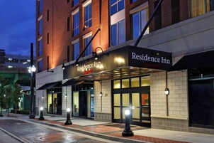 Edificio de ladrillo con un letrero que dice 'Residence Inn Marriott' y el número '219' sobre la entrada.