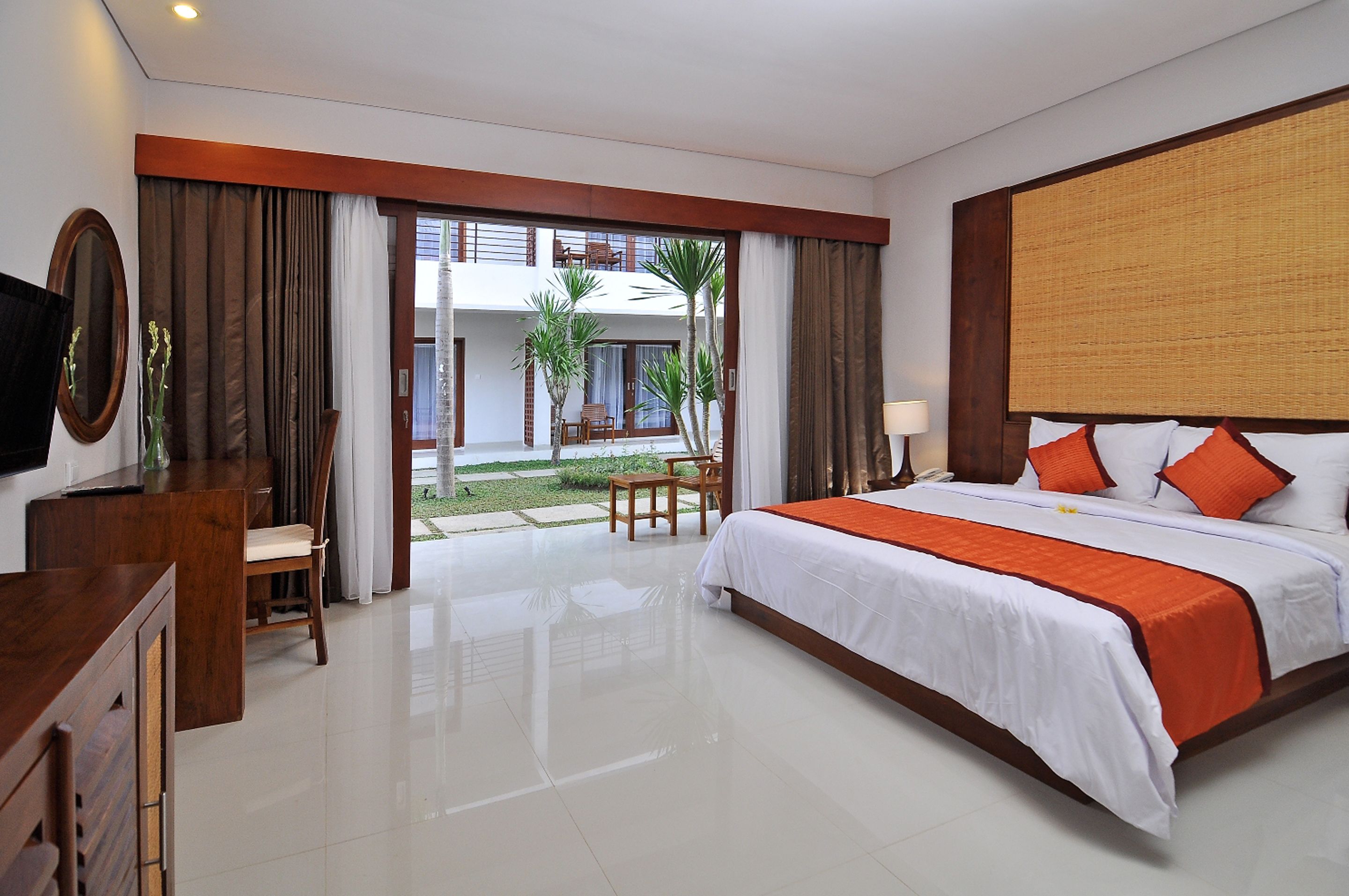 deluxe | 1 bedroom, minibar, in-room safe, desk