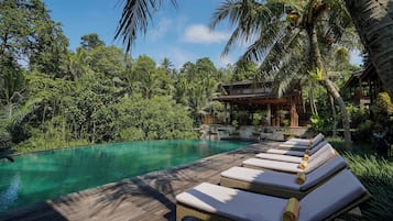 2 piscinas externas, espreguiçadeiras