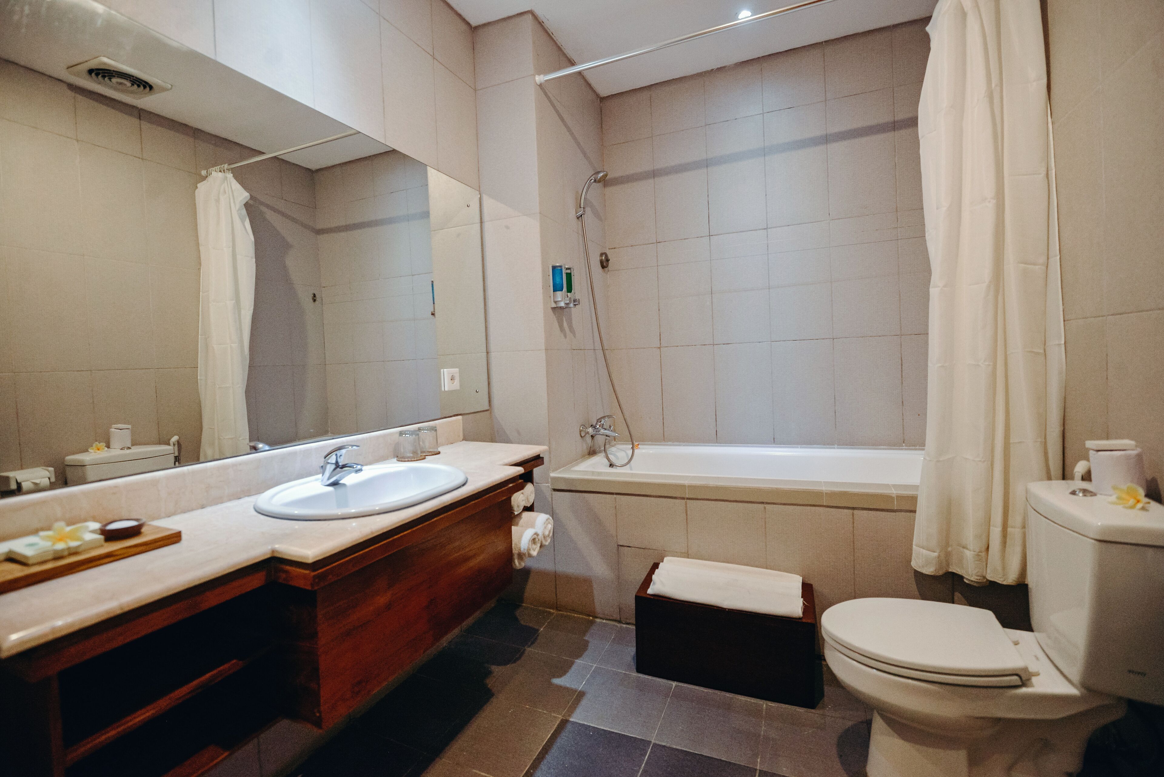 deluxe | bathroom | free toiletries, hair dryer, towels