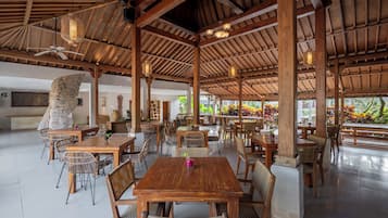 Breakfast, lunch, dinner served; Indonesian cuisine