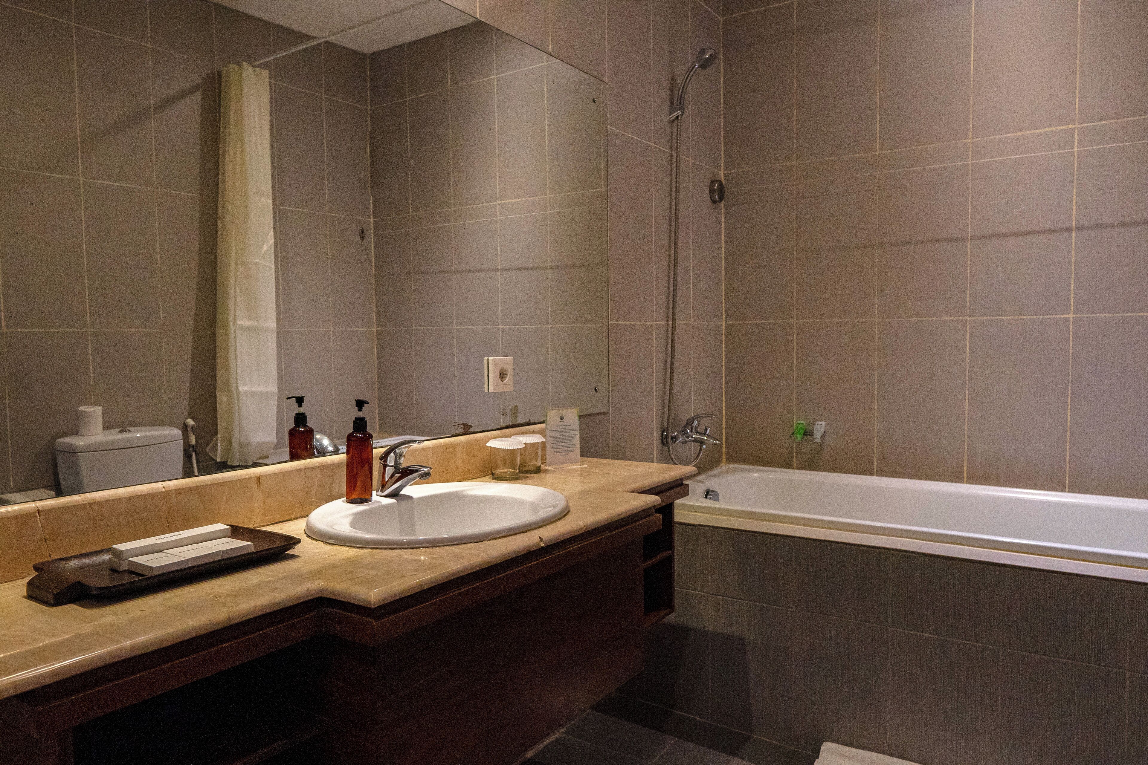 deluxe river | bathroom | free toiletries, hair dryer, towels