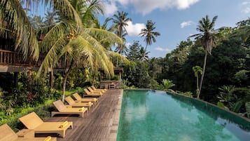 2 kolam renang outdoor, dengan kursi berjemur