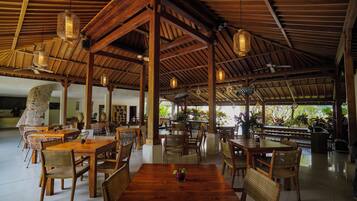 Se ofrece un desayuno a la carta (150000 IDR por persona)