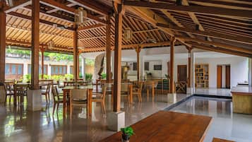 Breakfast, lunch, dinner served; Indonesian cuisine