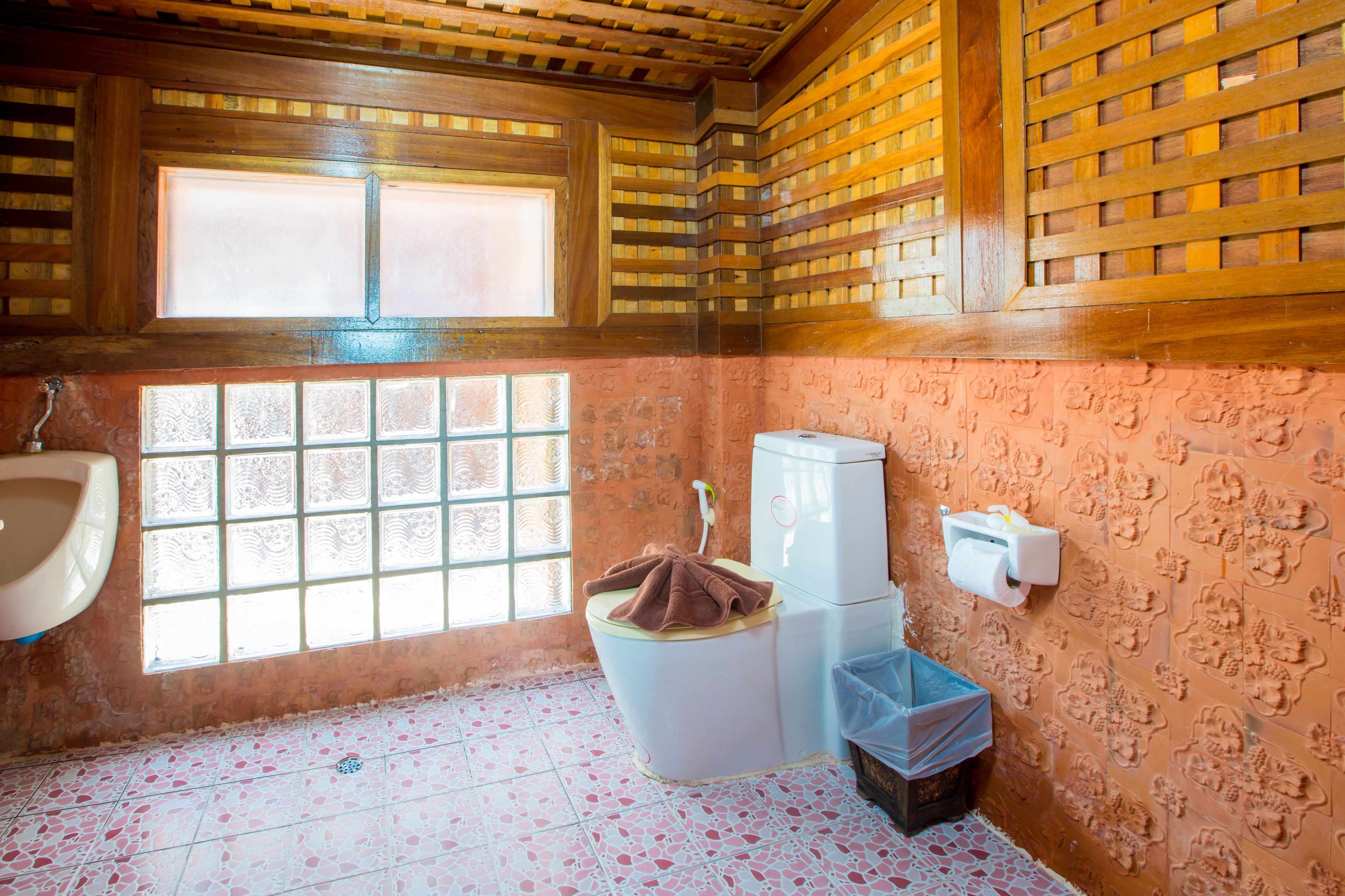 Un baño con inodoro, lavabo y ventana.
