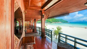 A wooden balcony with a view of a beach and a mountain. - Sunrise Resort (Ko Pha-ngan)
