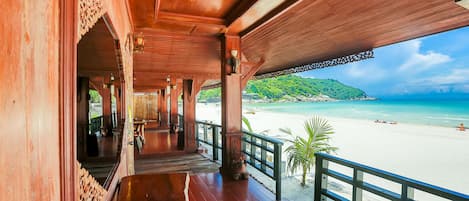 Thai House Villa Beachfront | 1 phòng ngủ, minibar, két bảo mật tại phòng, bàn 