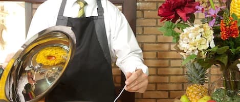 Café da manhã, almoço e jantar; culinária internacional