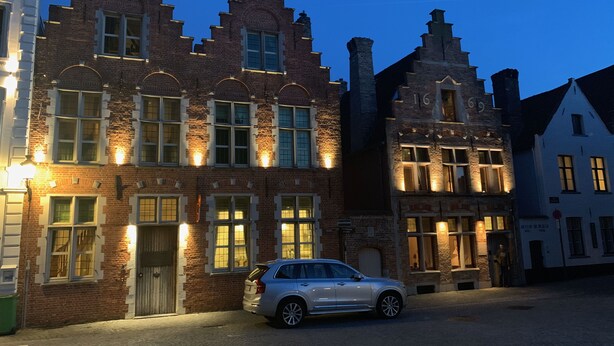 A historic building with a traditional European architectural style, featuring multiple windows and a brick facade. - 1669 Bed & Breakfast (Bruges)