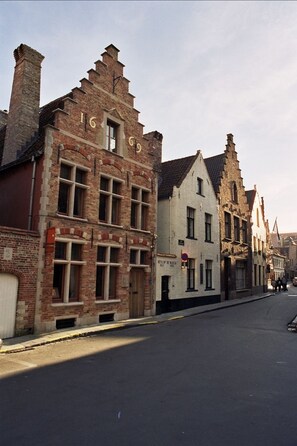 A street with historic buildings, including a brick building with the number 16 and a white building with a sign reading "Reyloof De Bieck". - 1669 Bed & Breakfast (Bruges)