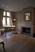 Deluxe Suite, City View | Living area