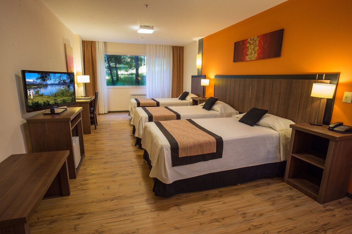 Habitación triple superior, vistas al jardín | Caja fuerte, escritorio, cortinas opacas y wifi gratis