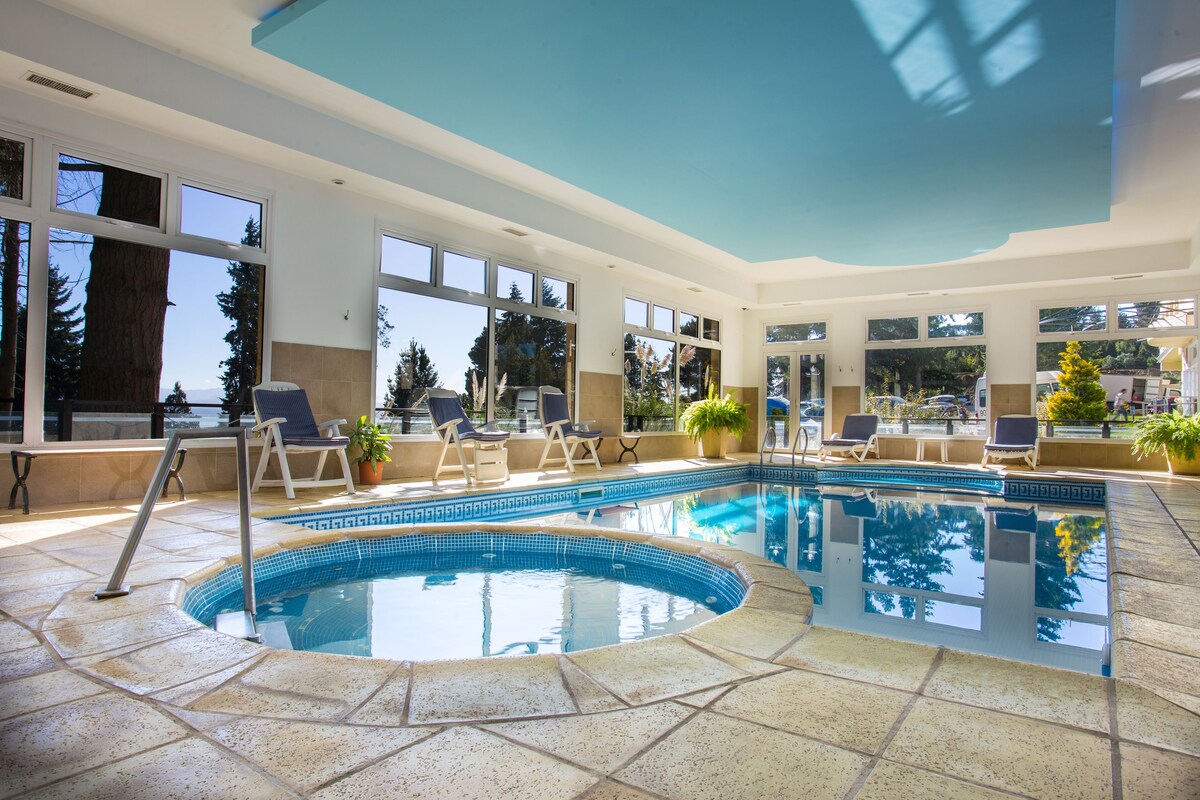 Una piscina cubierta