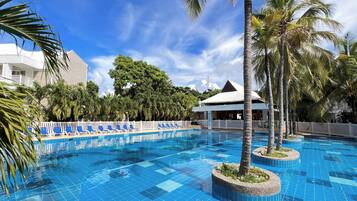 室外泳池;10:00 至 20:00 開放;泳池傘、躺椅