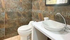 Standard Triple Room | Bathroom | Towels, toilet paper
