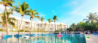 Hotel On Vacation Blue Cove