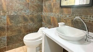 Tripla Standard | Bagno | Asciugamani, carta igienica