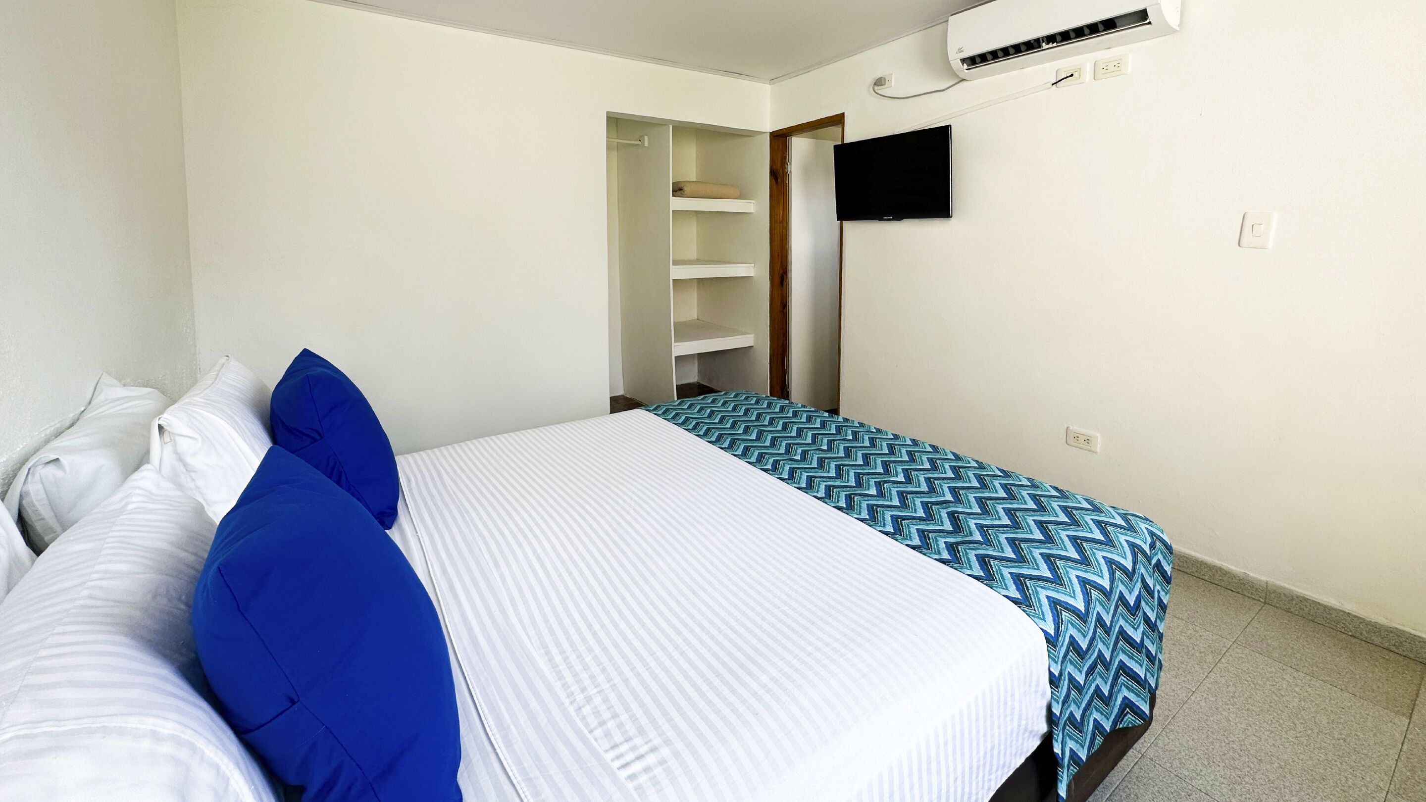 standard double room | bed sheets