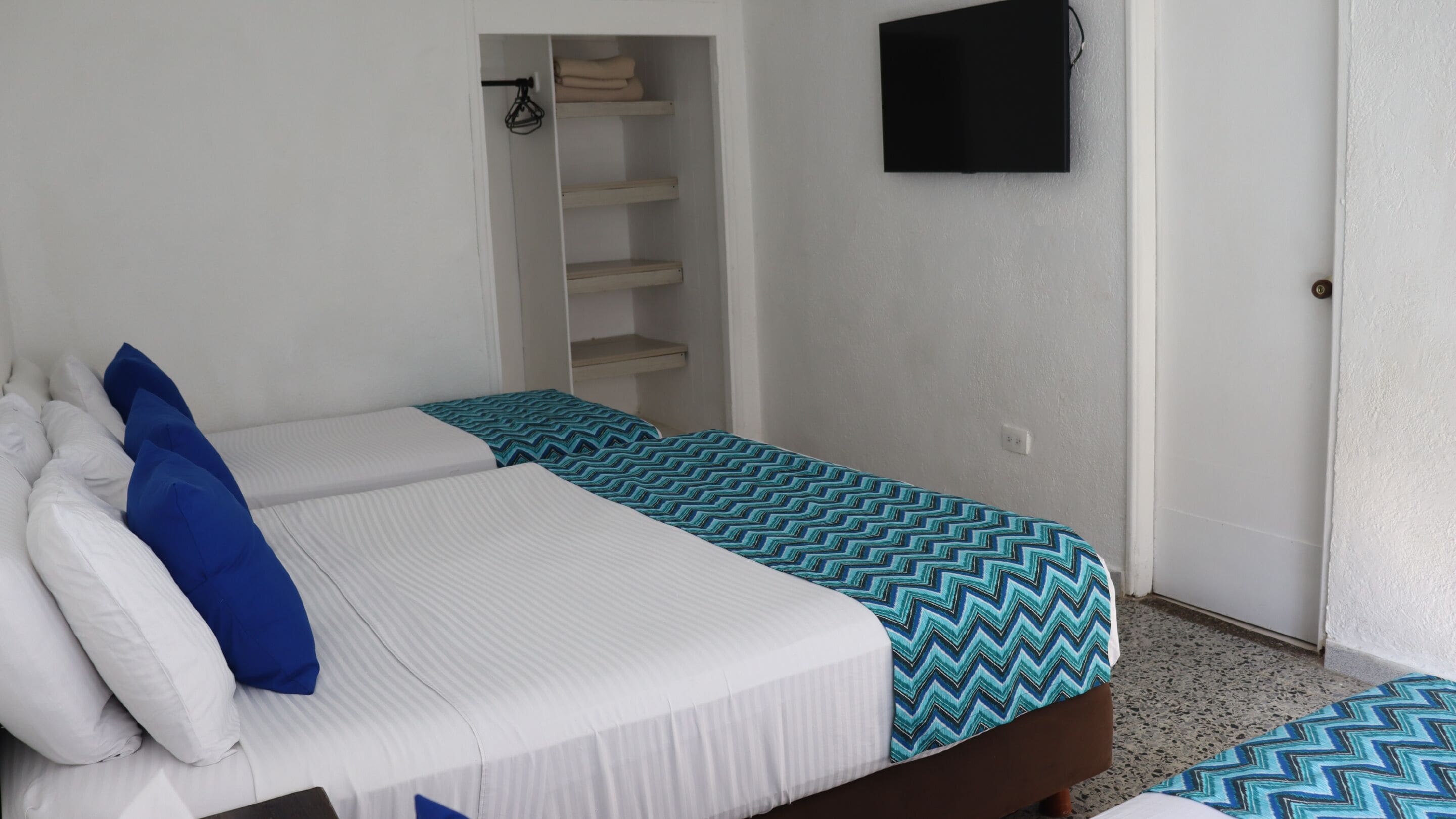 standard quadruple room | bed sheets