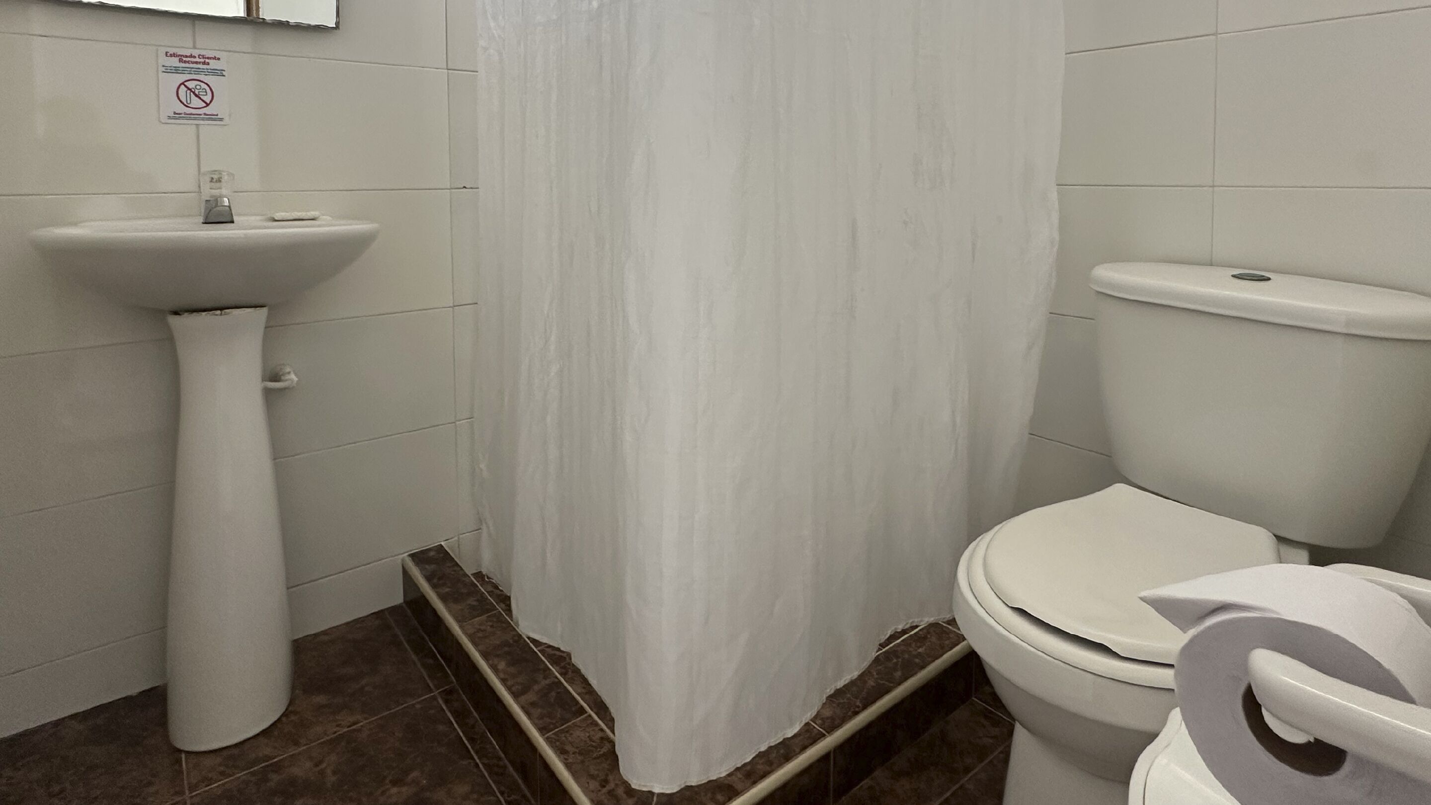 standard double room | bathroom | towels, toilet paper