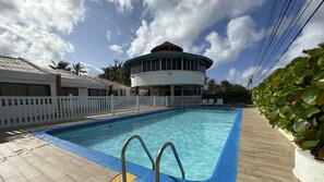 Piscine extérieure, parasols de plage, chaises longues