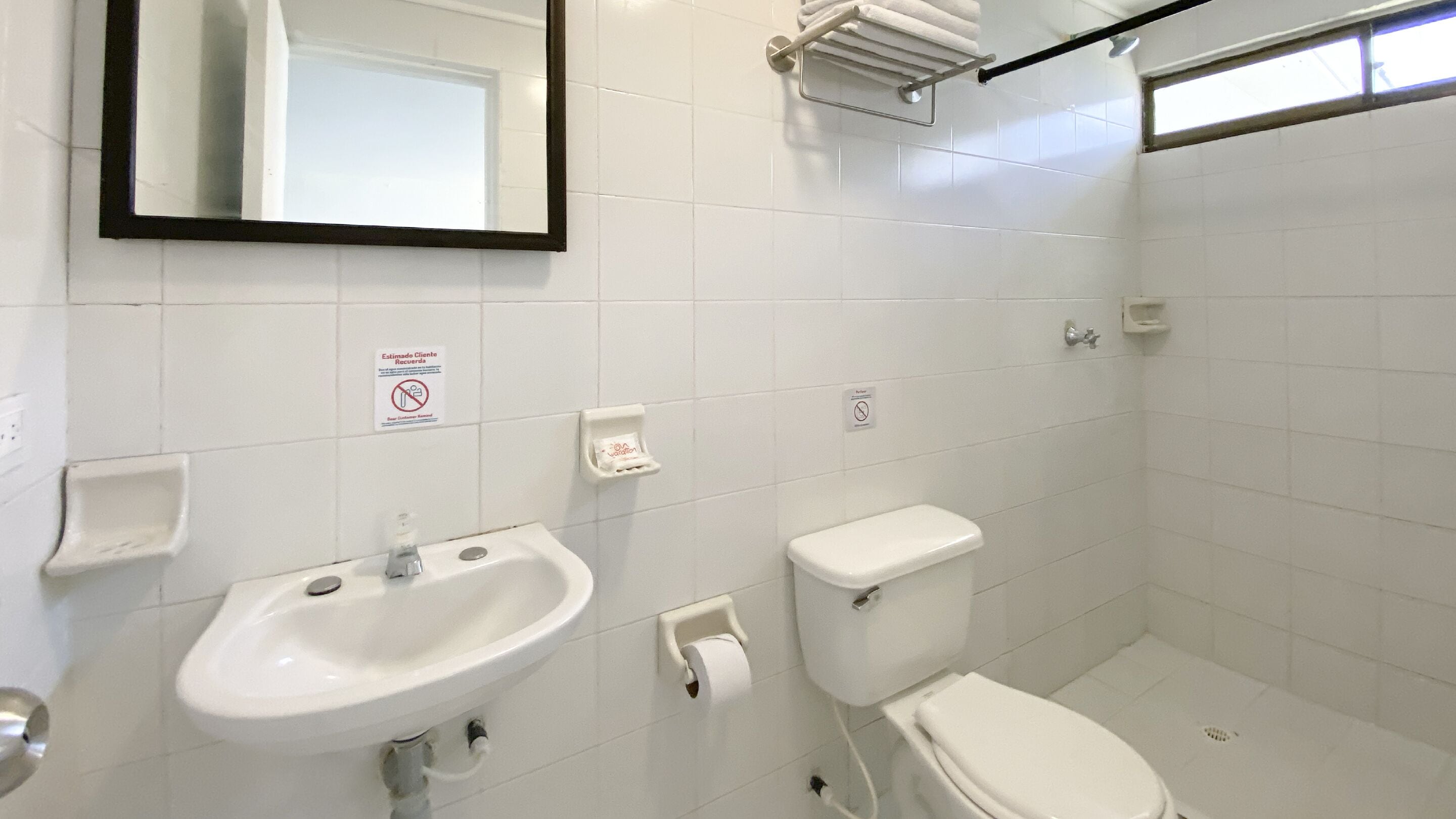 standard quadruple room | bathroom | towels, toilet paper