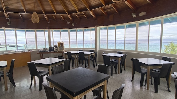 Phục vụ bữa sáng, bữa trưa và bữa tối