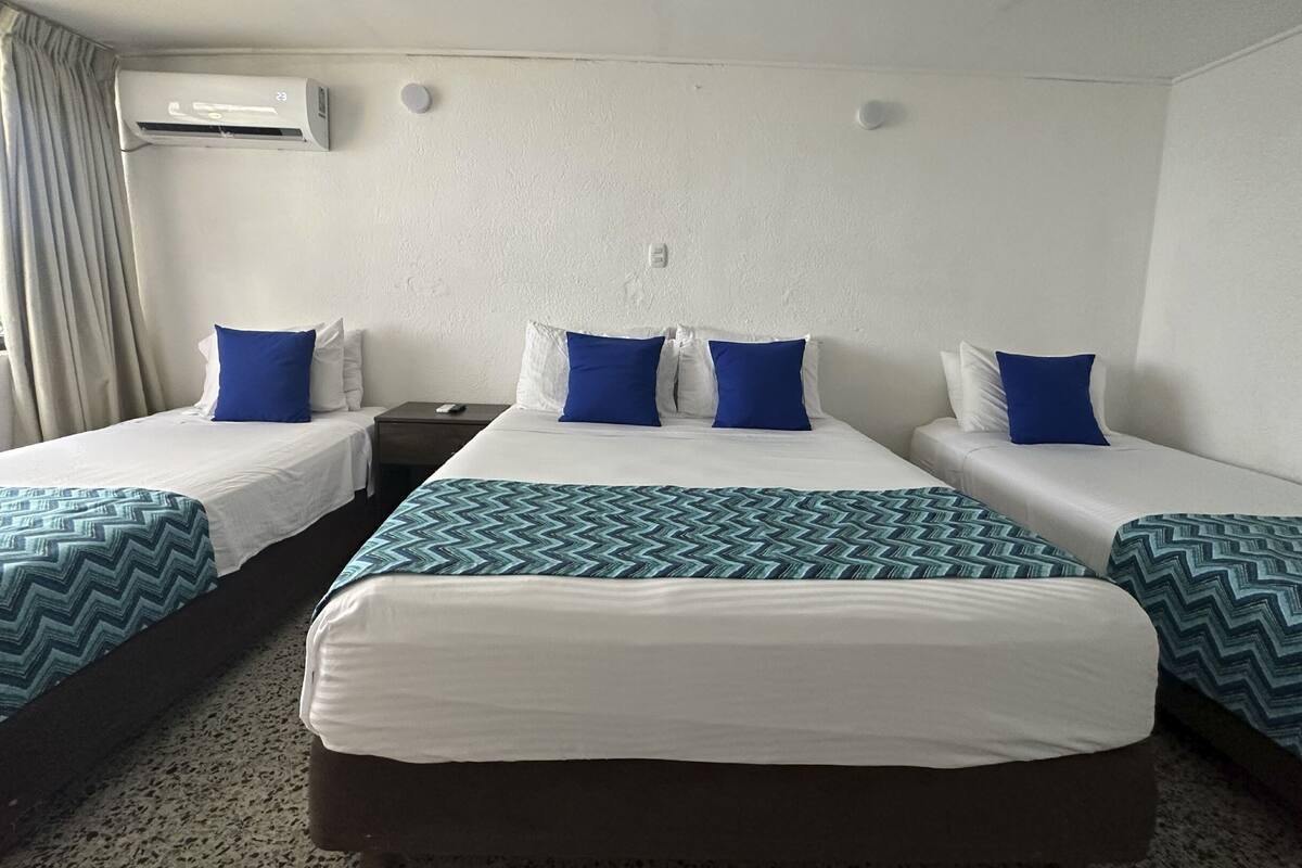 standard quadruple room | bed sheets