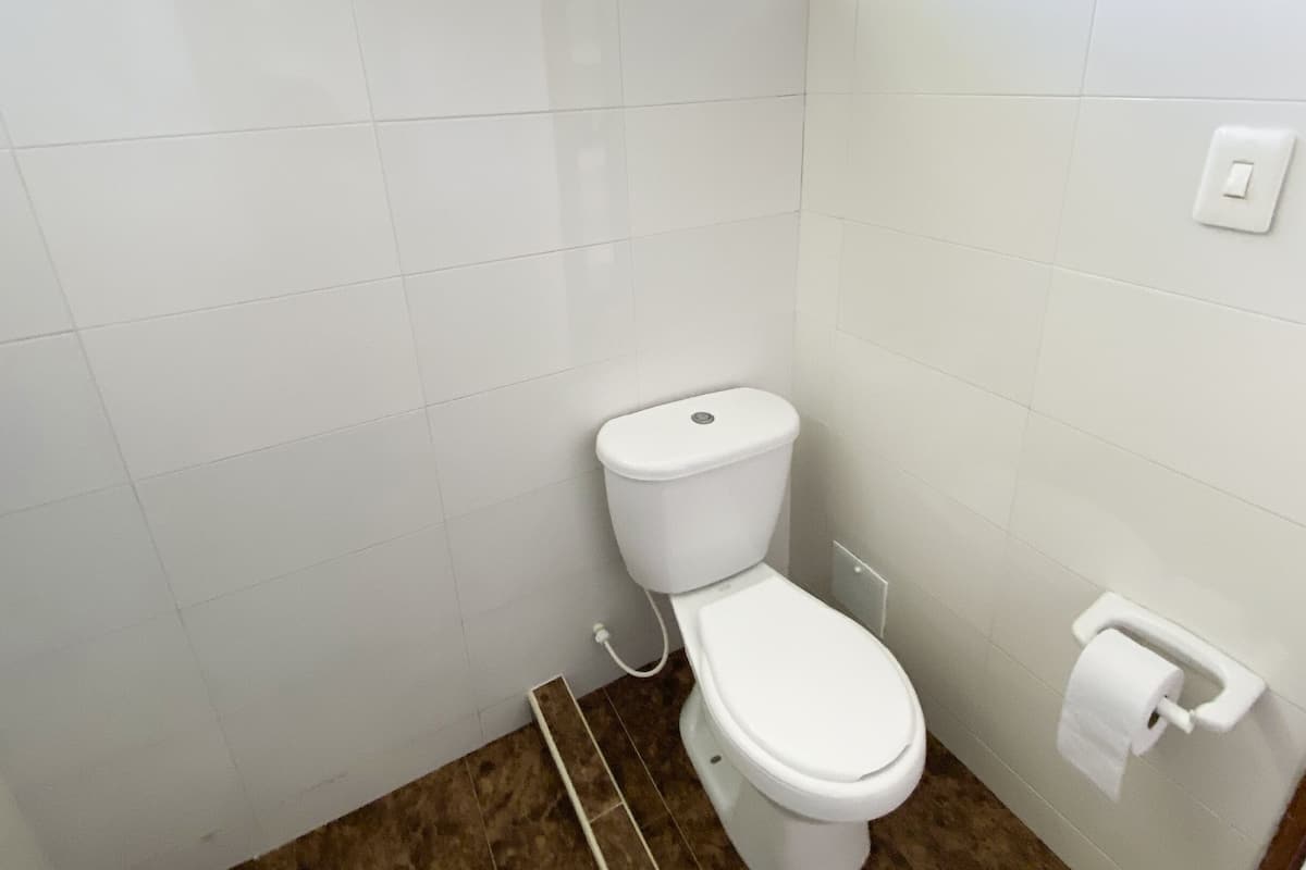 standard double room | bathroom | towels, toilet paper