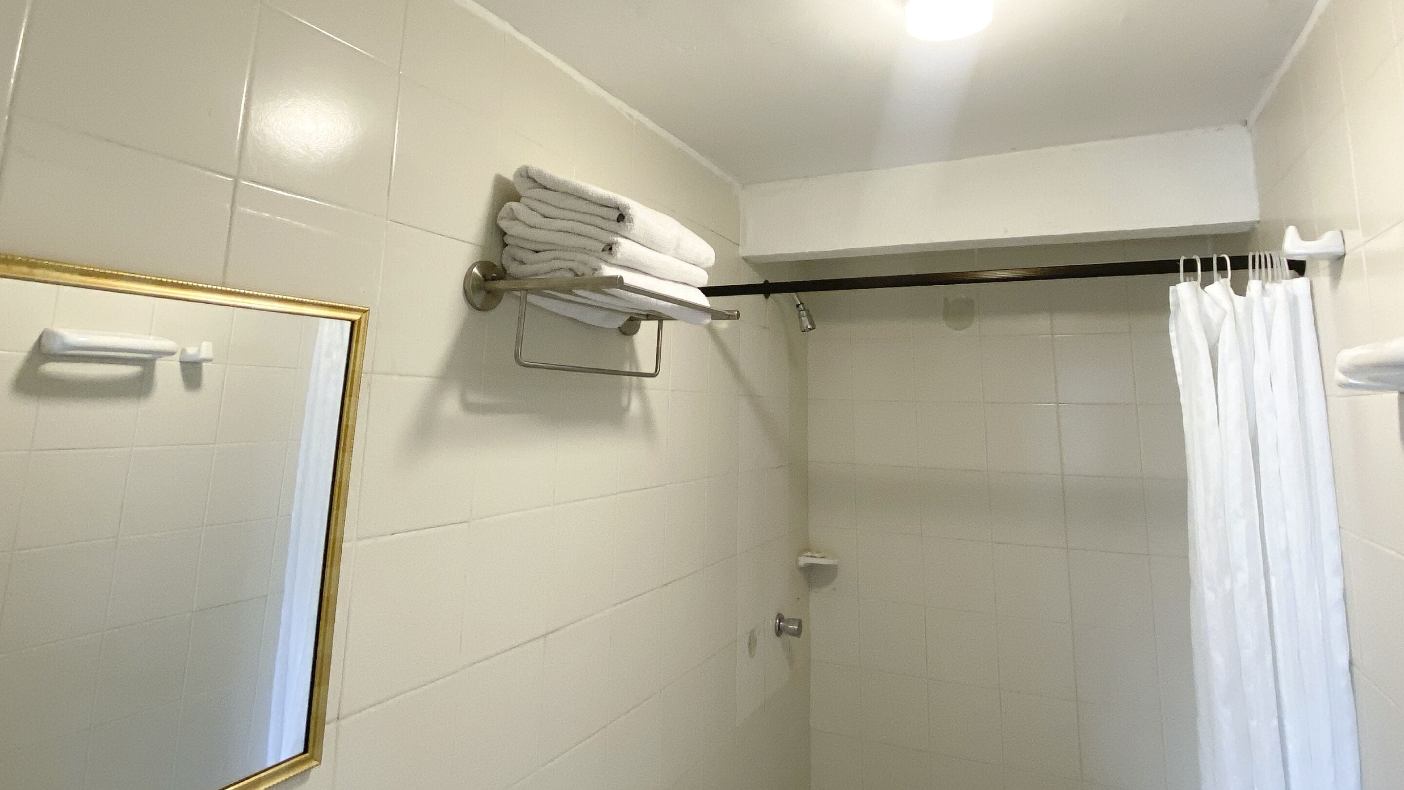 standard triple room | bathroom | towels, toilet paper