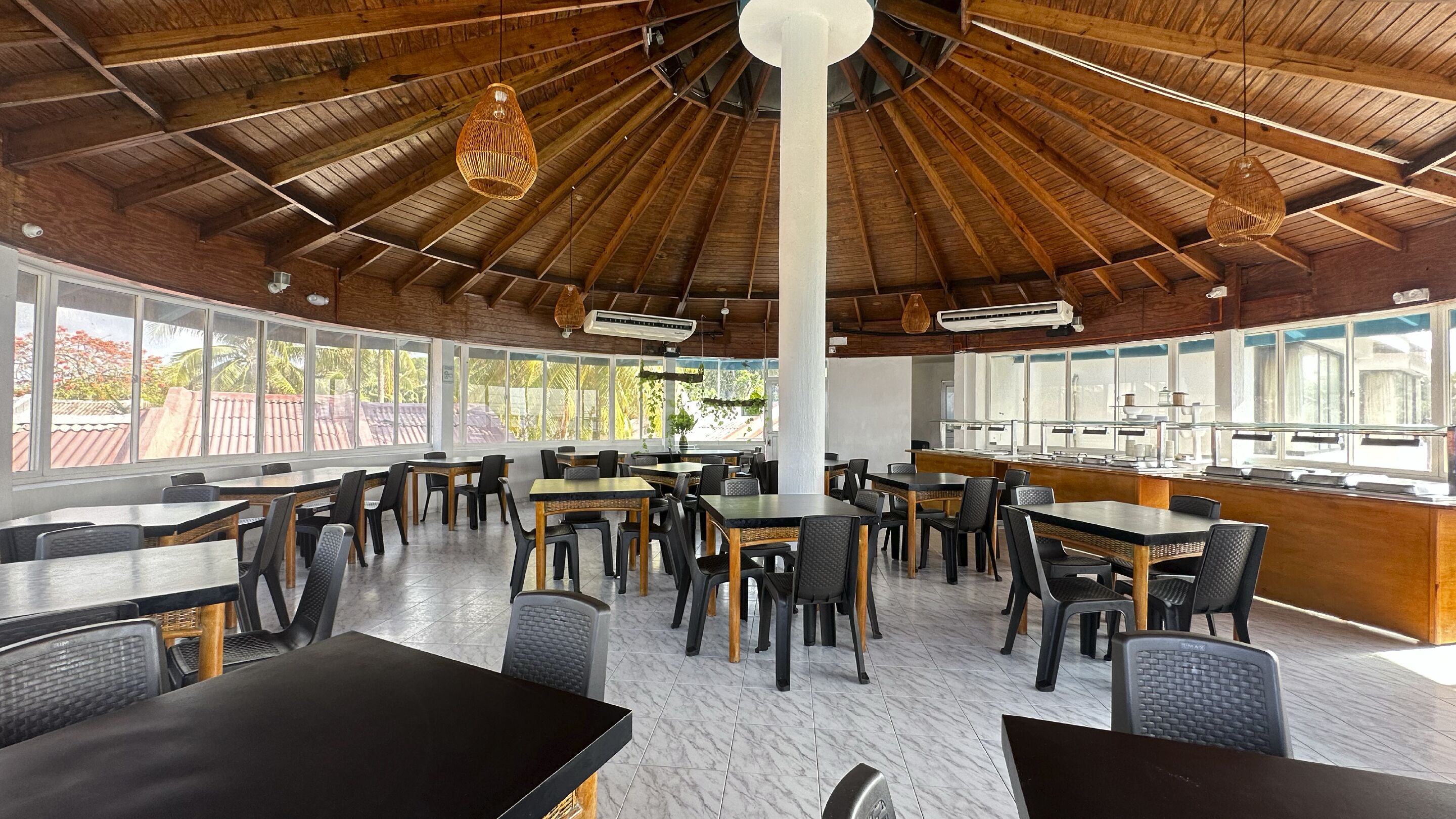 breakfast, lunch and dinner served