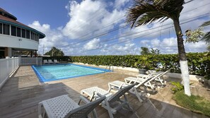 Piscine extérieure, parasols de plage, chaises longues