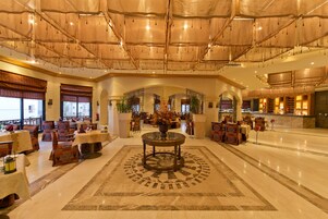 5 restaurantes; se sirven desayunos, almuerzos y cocina internacional 