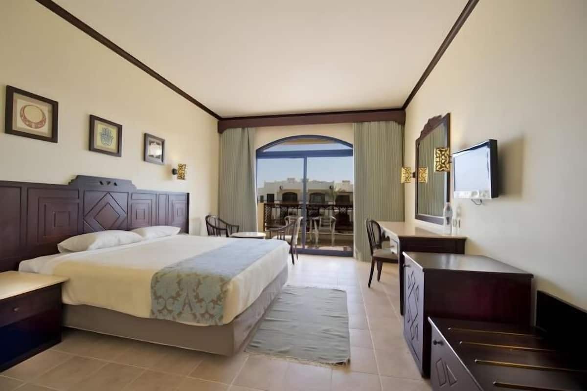 Minibar, in-room safe, bed sheets