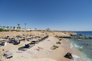 Playa privada, submarinismo, vóley playa y bar en la playa