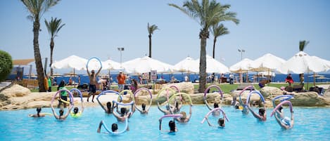 6 piscines extérieures, chaises longues