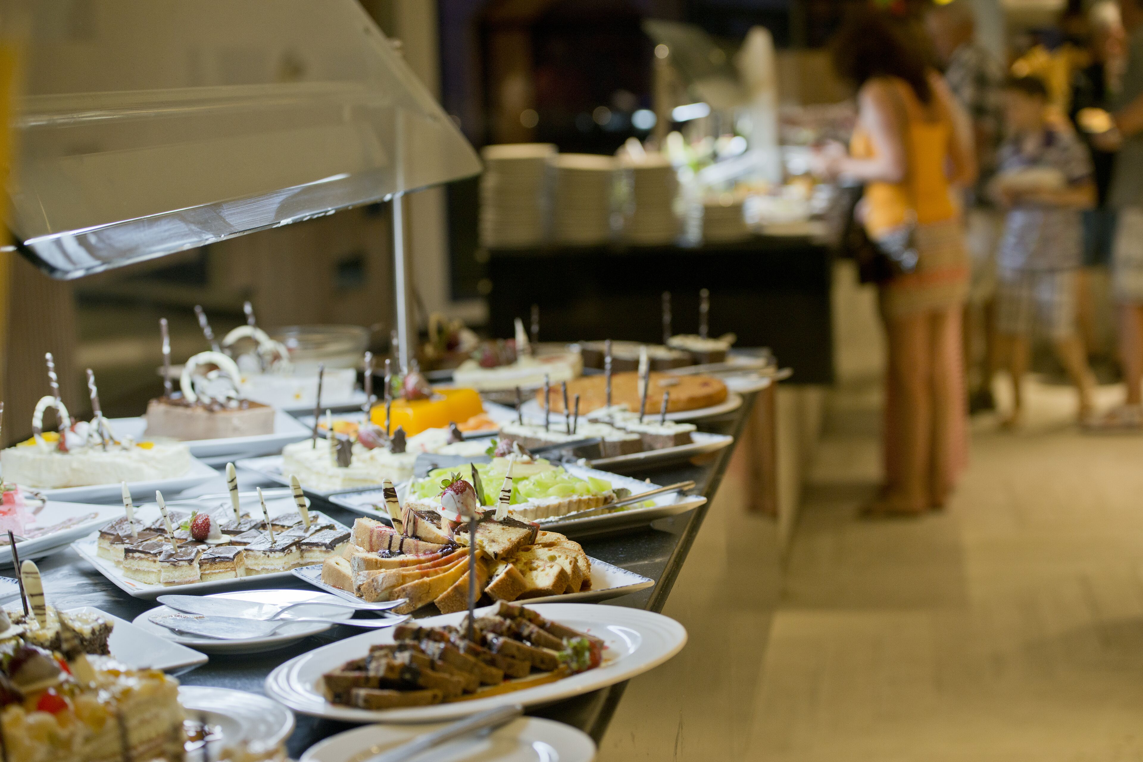 Un buffet proposant une variété de desserts et de plats.