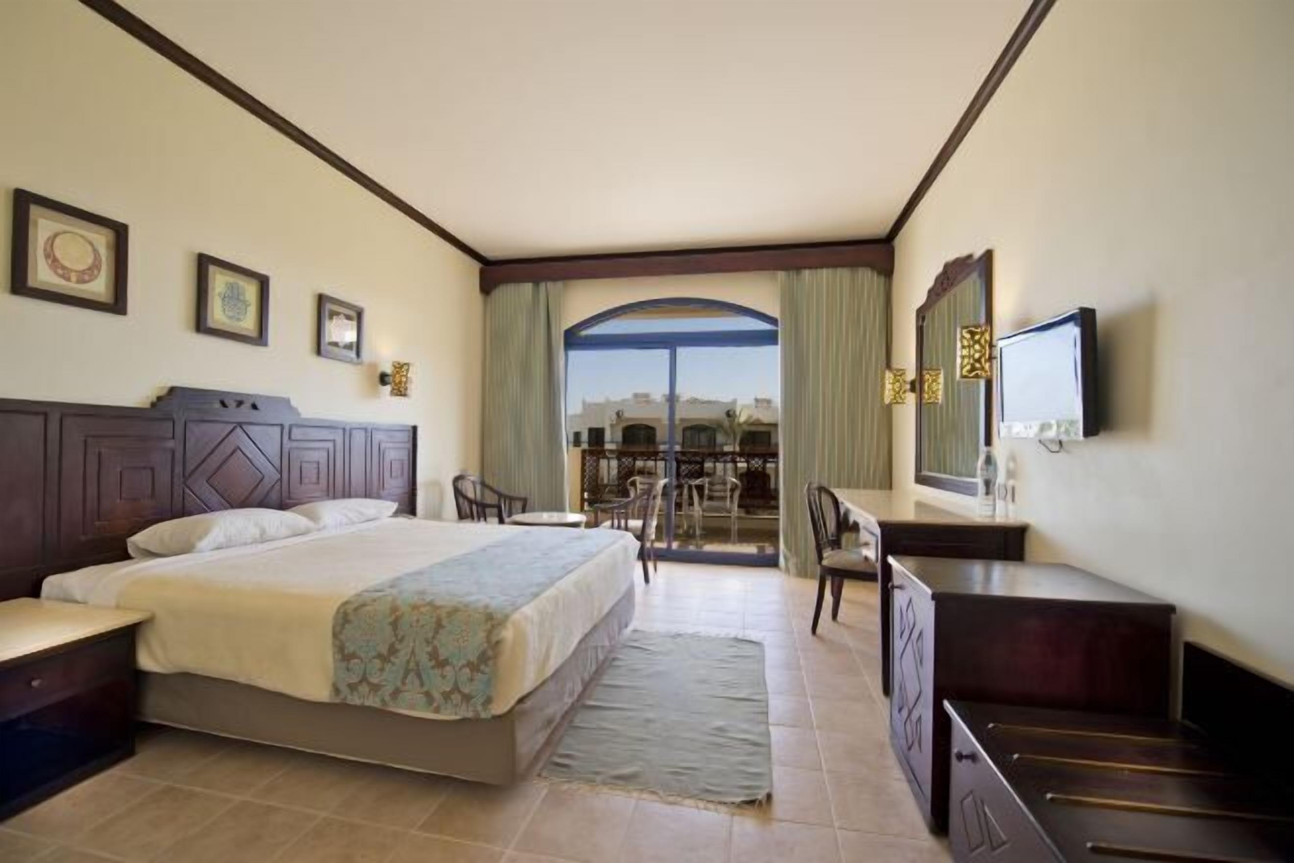 Minibar, in-room safe, bed sheets