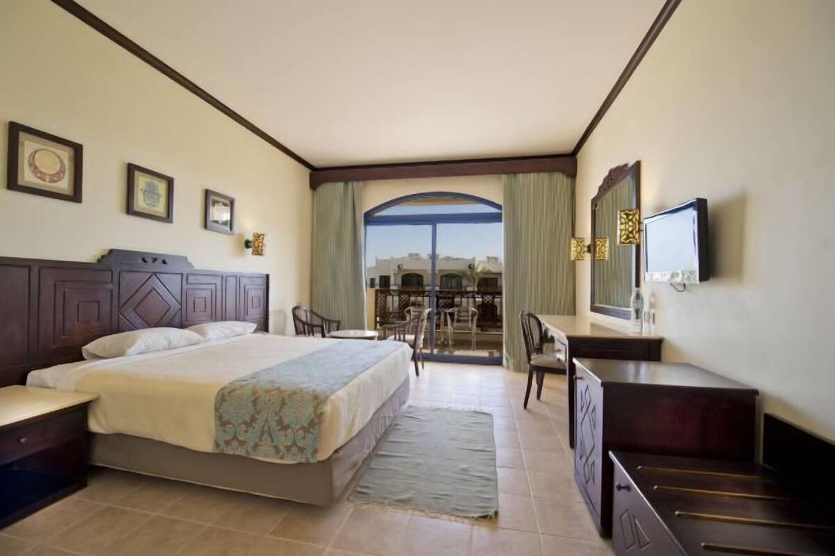 Minibar, in-room safe, bed sheets